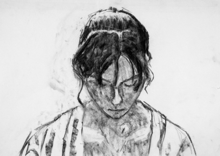 Junge Frau, nach unten guckend  - Kohle auf cremefarbenem Skizzenpapier  - 58 cm x 42 cm