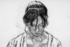 Junge Frau, nach unten guckend  - Kohle auf cremefarbenem Skizzenpapier  - 58 cm x 42 cm