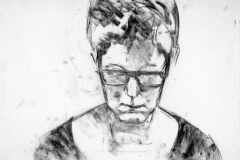 Frau mit Brille -Kohle auf cremefarbenem Skizzenpapier - 58 cm x 42 cm